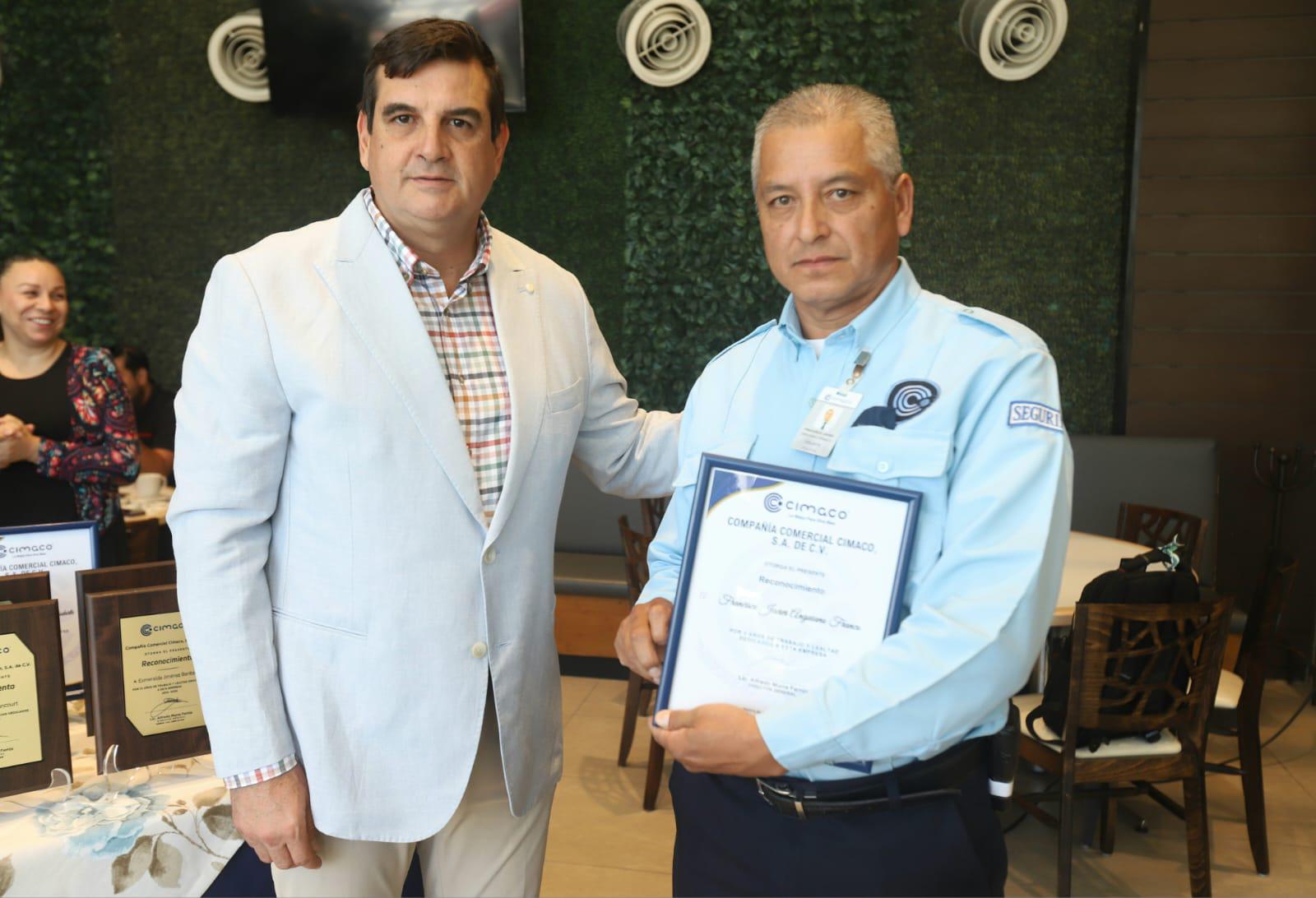 $!Alfredo Murra Farrús hace entrega del reconocimiento a Francisco Javier Anguiano Franco.