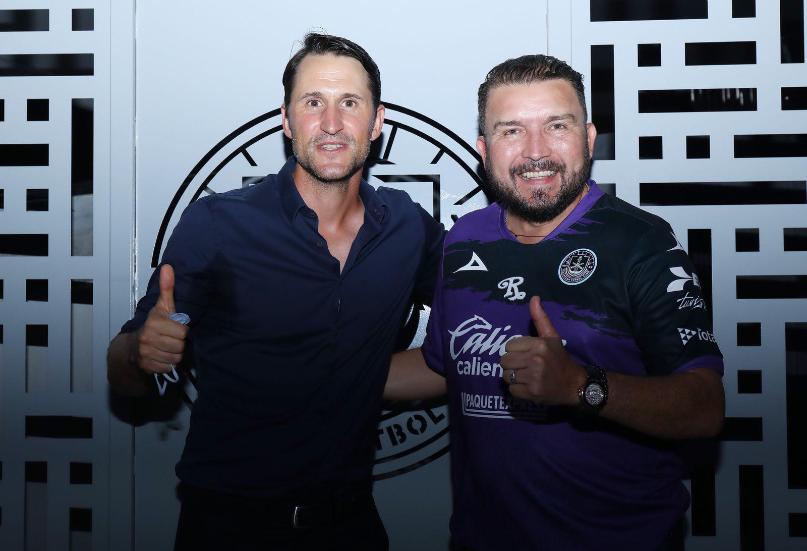 $!Beñat San José Gil, director técnico de Mazatlán FC y Poncho Lizárraga, líder de la Banda El Recodo.
