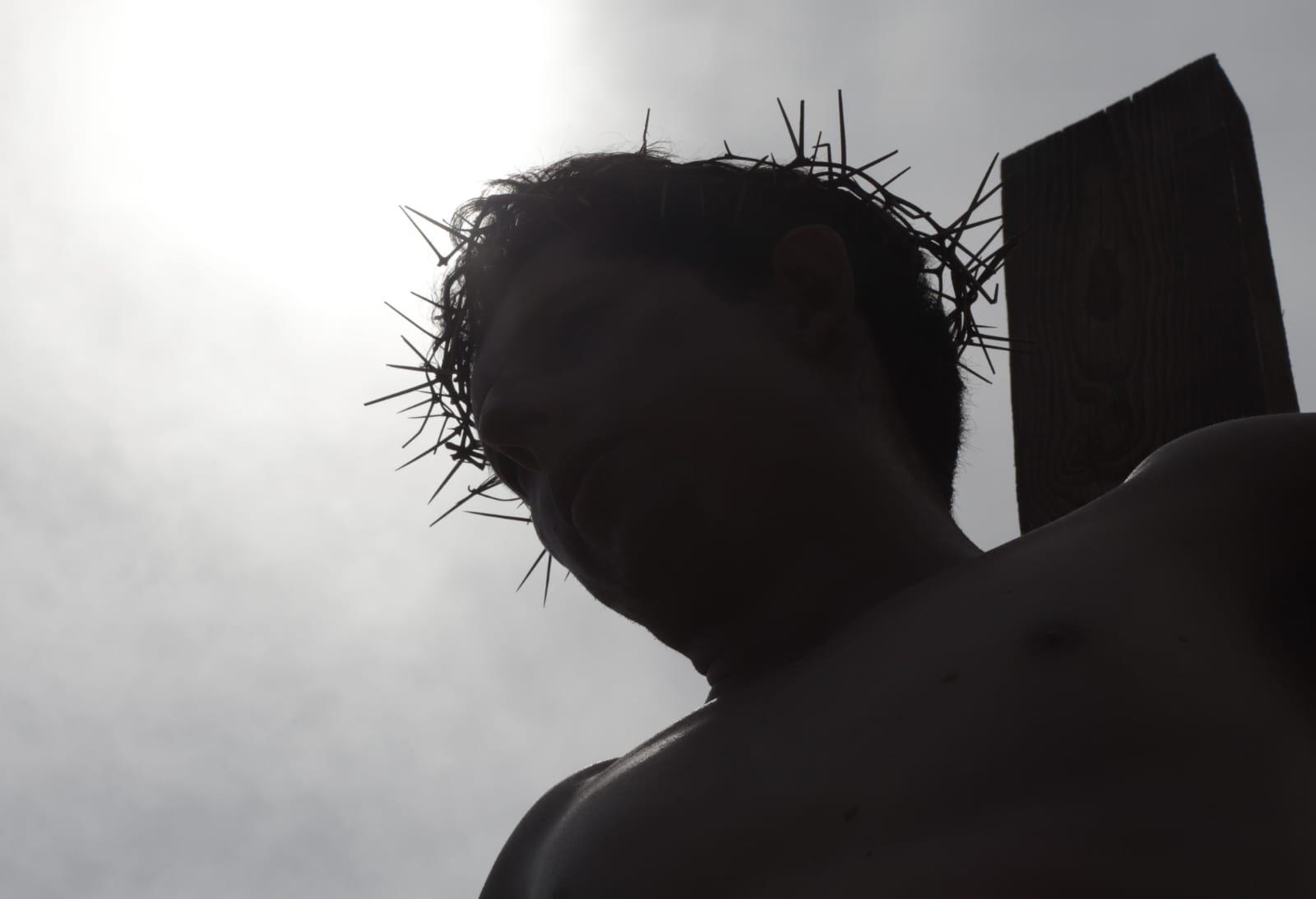 $!‘Padre te pido piedad por Sinaloa’, proclaman en Viacrucis por la playa de Mazatlán