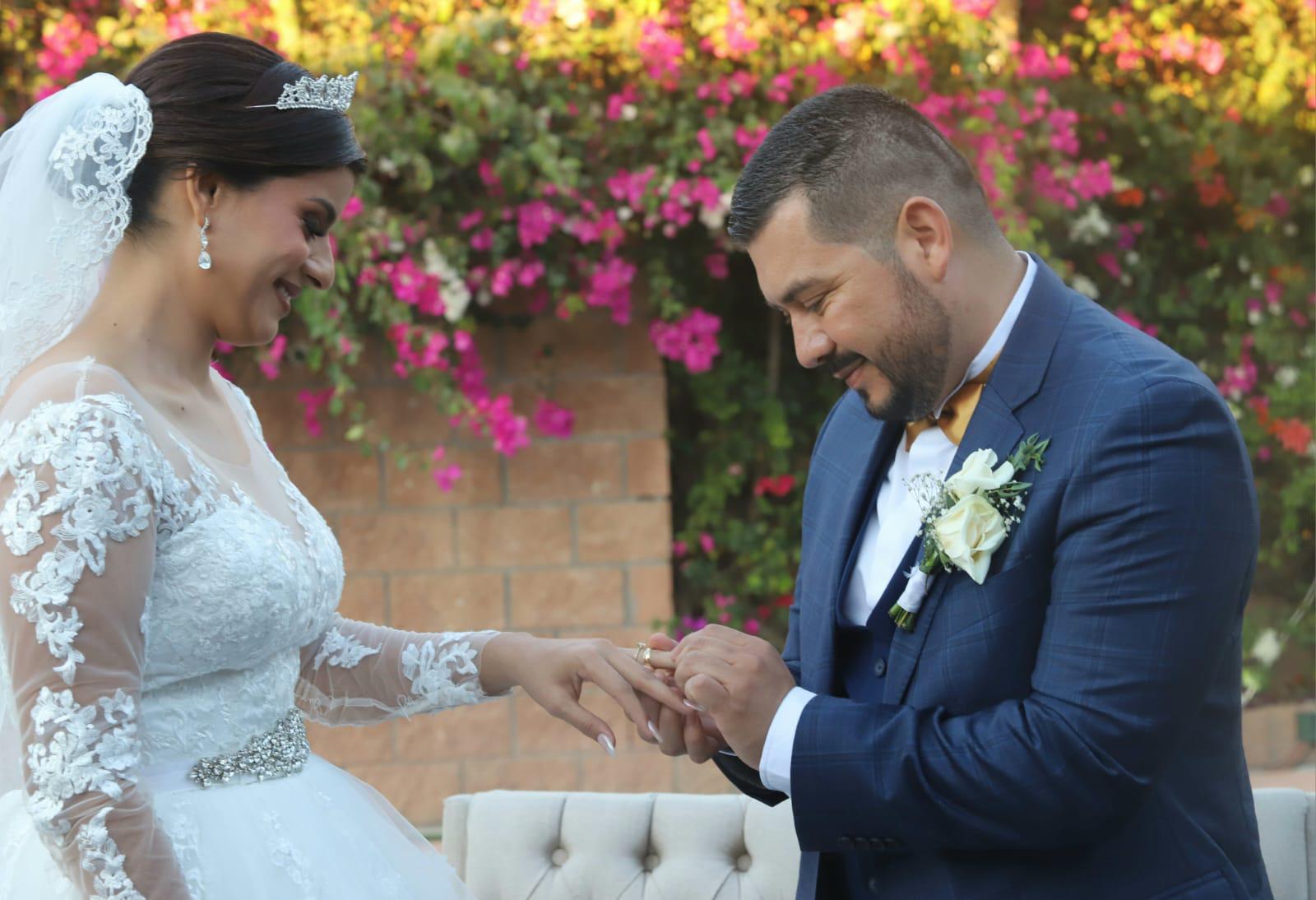 $!Los novios al momento de compartir los anillos.