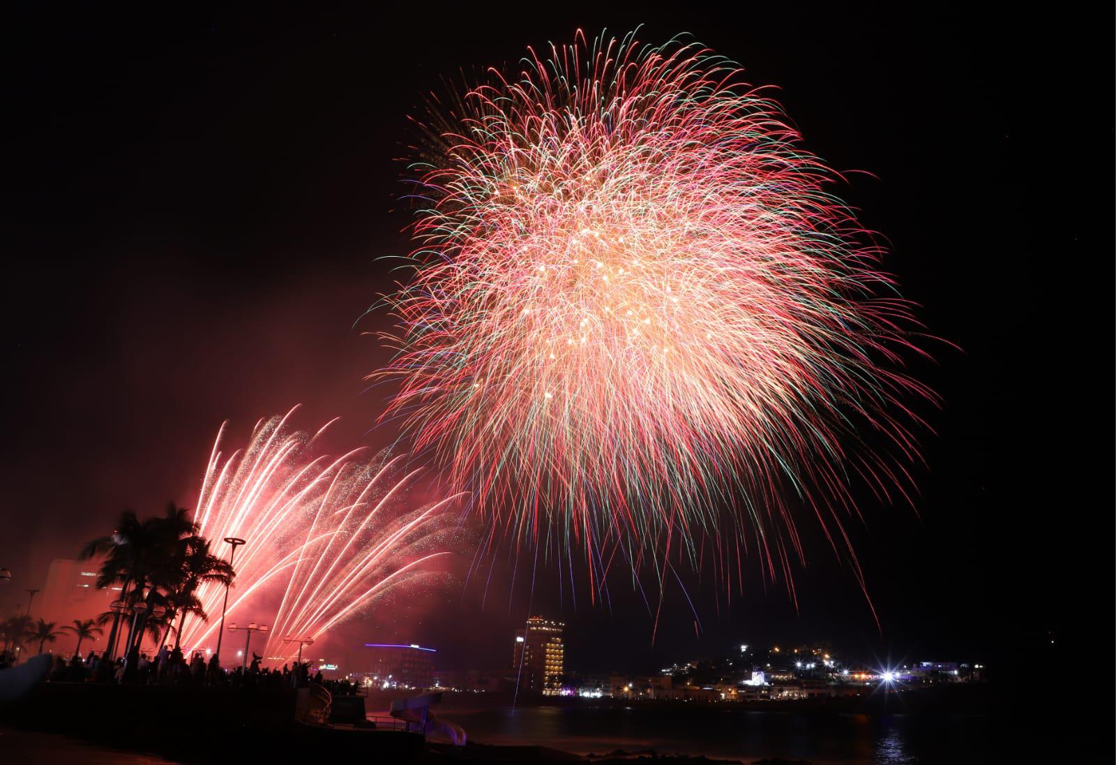$!Cientos de personas disfrutan de un show de luces en el cielo de Mazatlán
