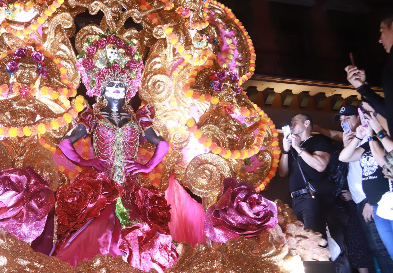 $!#Galería | Lucen coloridos personajes en callejoneada en el Centro Histórico de Mazatlán
