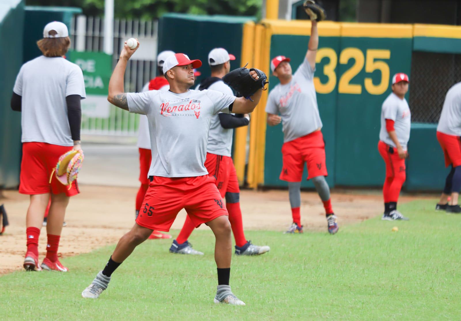 $!En medio de lluvias, Venados de Mazatlán entrena en el Teodoro Mariscal