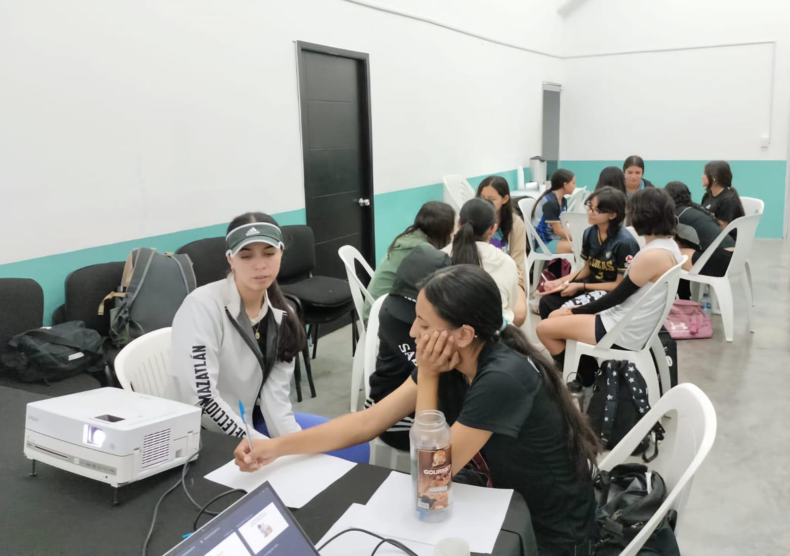 $!Con mentalidad ganadora, encararán voleibolistas de Mazatlán la etapa estatal
