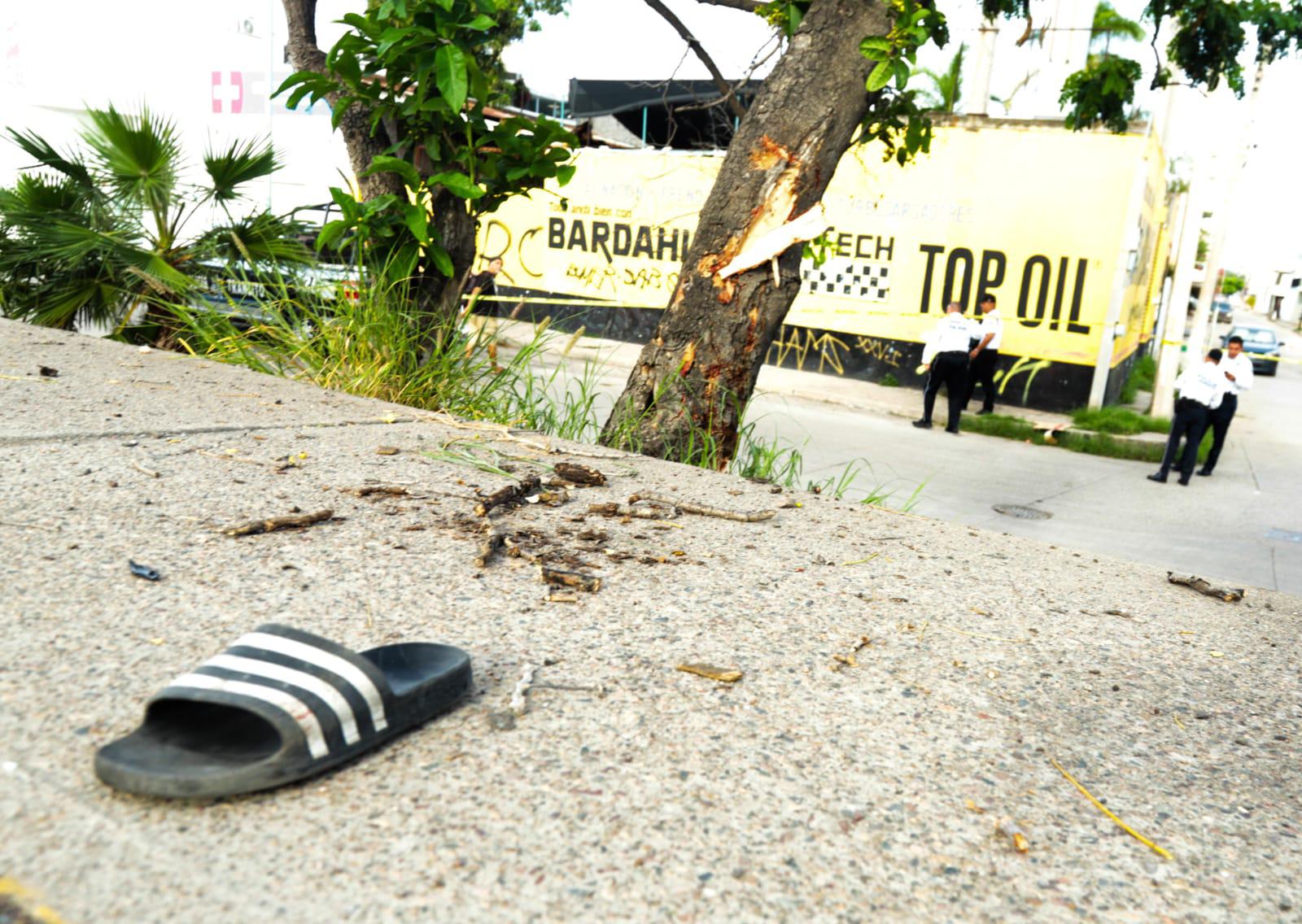 $!Hombre muere tras chocar en motocicleta y caer a canal pluvial en Mazatlán