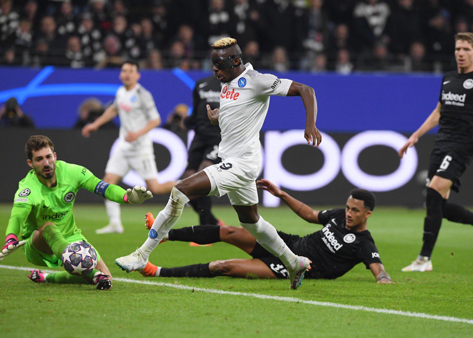 $!Chucky Lozano brilla en triunfo del Napoli en Frankfurt