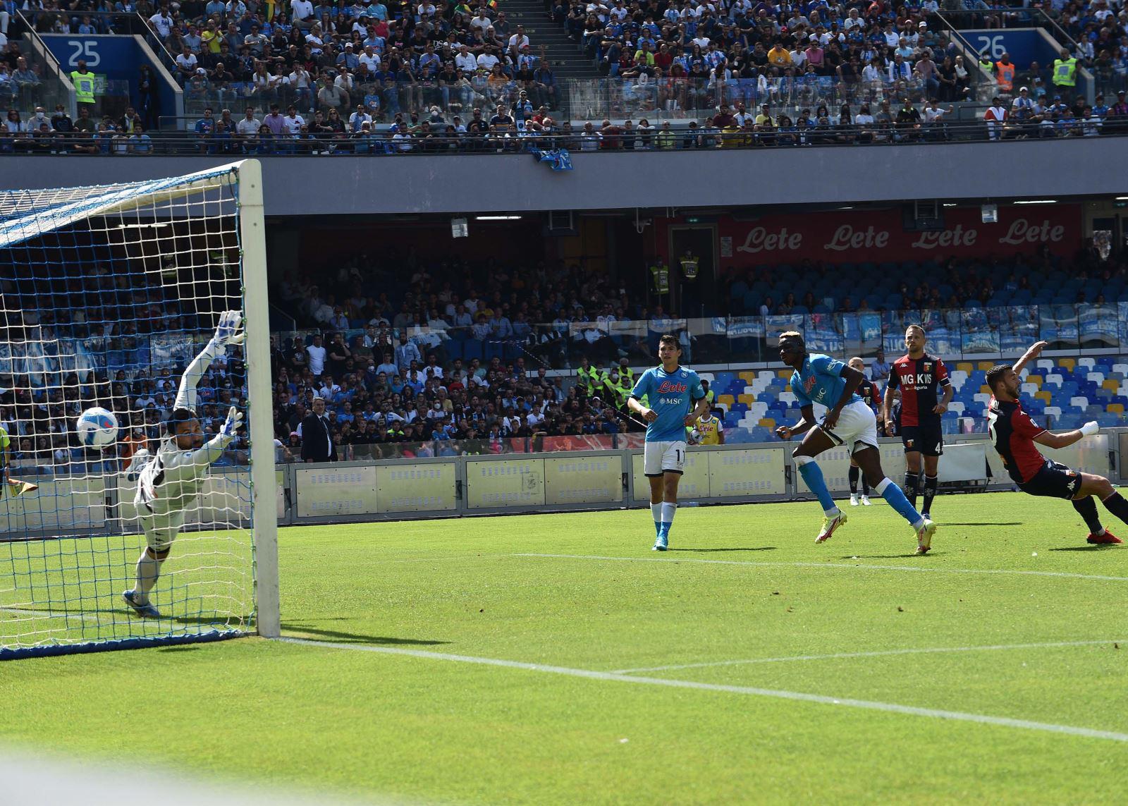 $!Chucky y el Napoli hunden al Genoa de Johan Vásquez