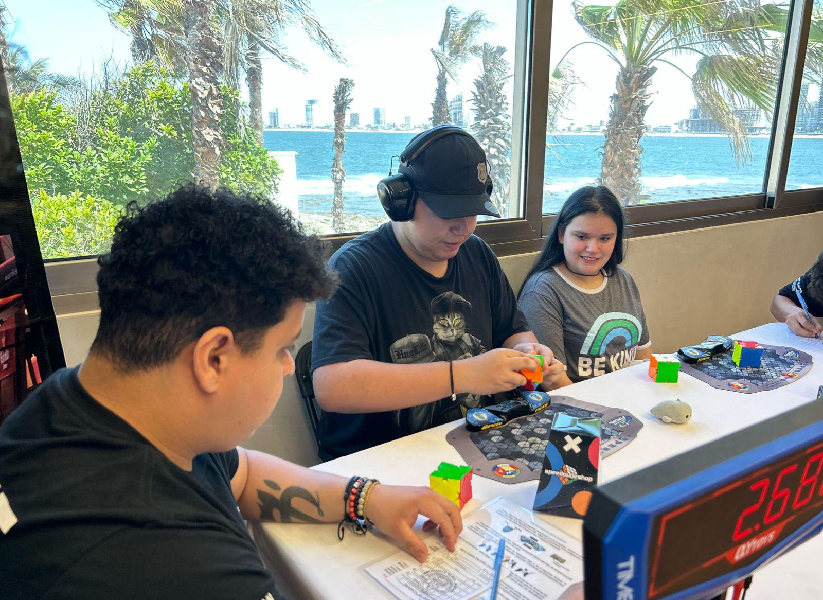 $!Exhiben su destreza en el primer torneo de cubo Rubik en Mazatlán