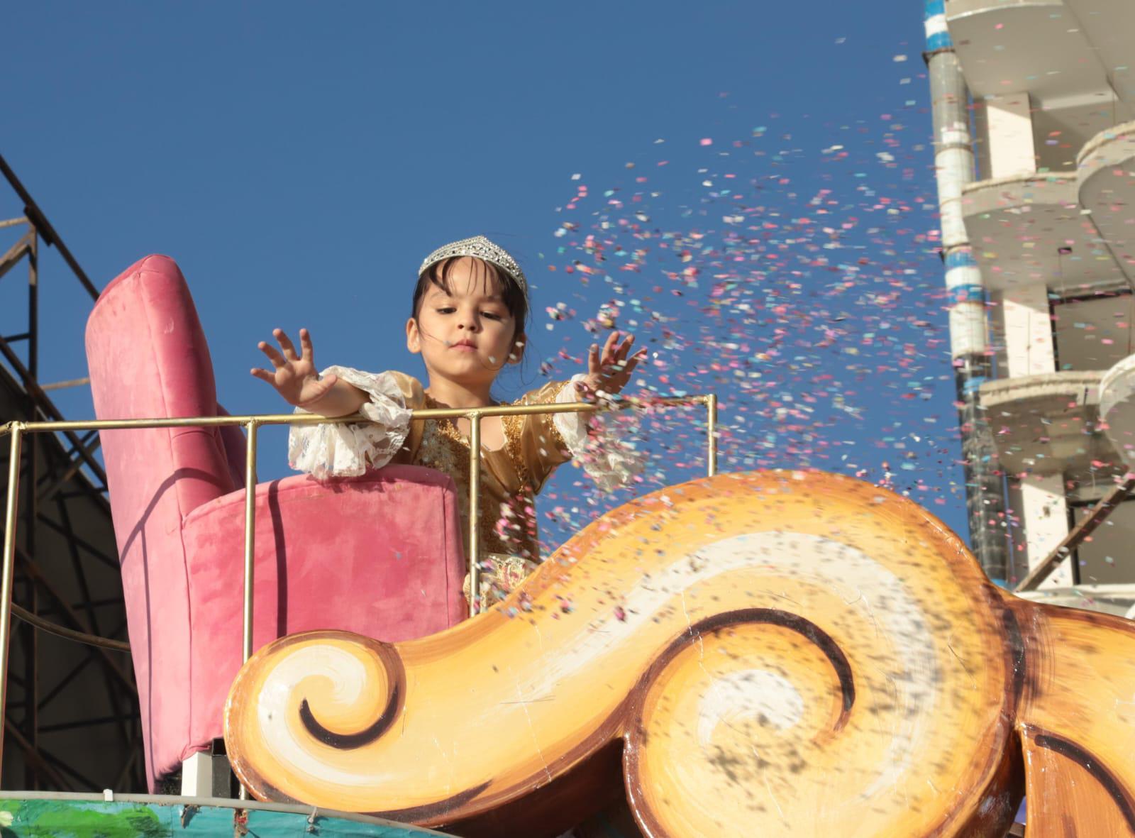 $!Abarrotan 515 mil personas el malecón en el segundo y último desfile del Carnaval de Mazatlán