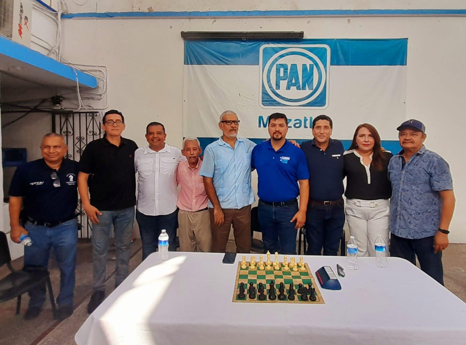 $!Directivos y organizadores del Torneo Abierto de Ajedrez “Manuel Gómez Morín”, en la ceremonia inaugural.