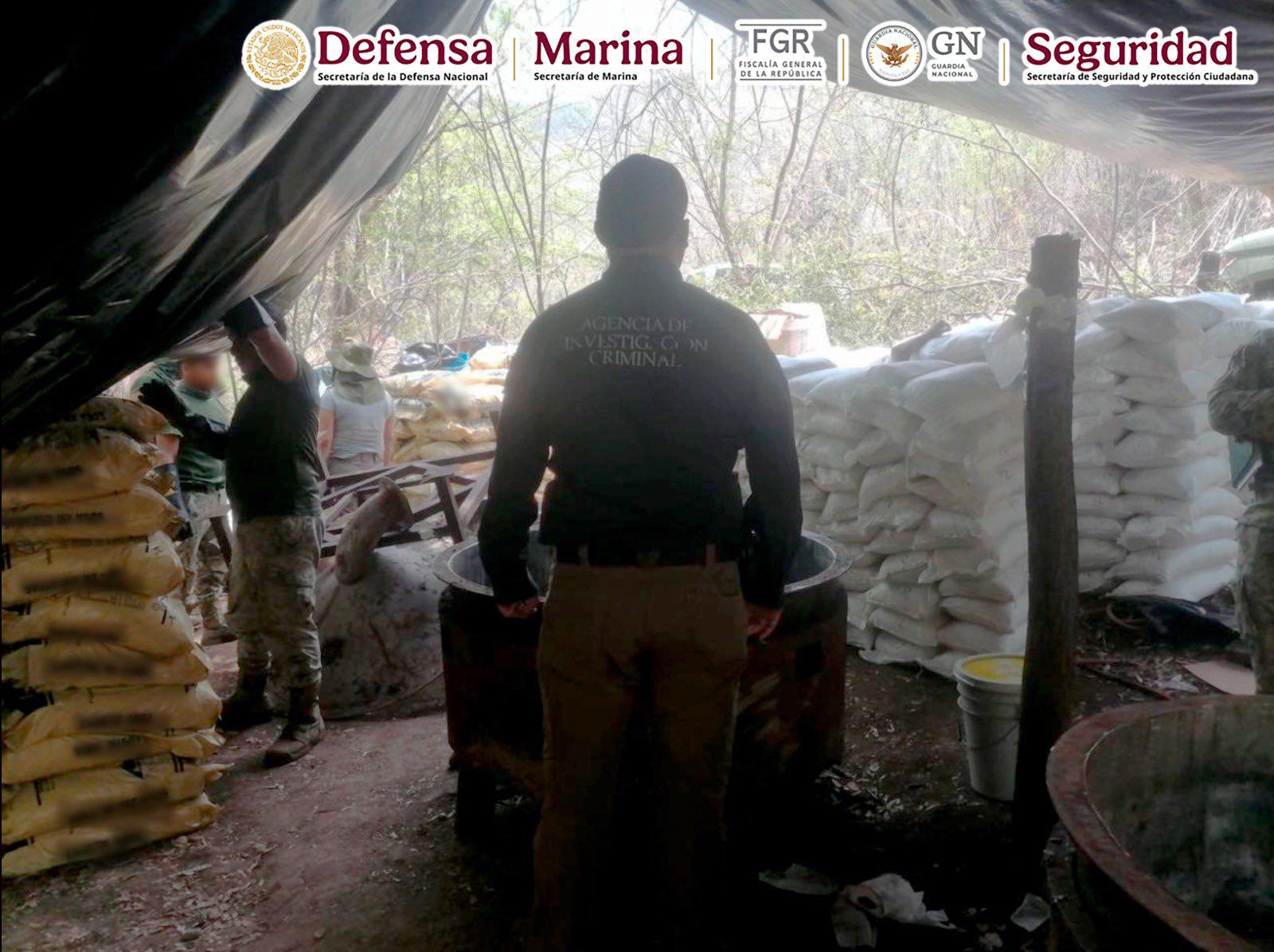 $!Aseguran contenedores con sustancias químicas en un laboratorio clandestino en Michoacán
