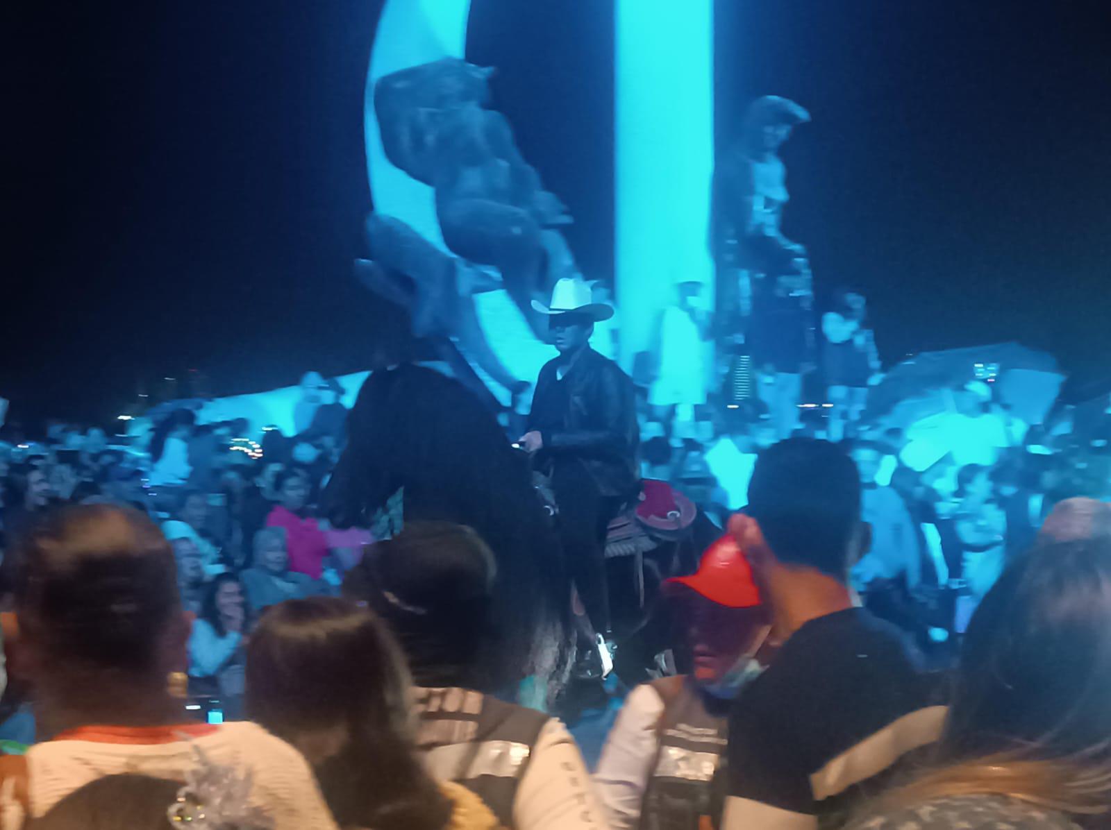 $!Al paso de los jinetes y sus caballos, cierra el segundo desfile del Carnaval de Mazatlán