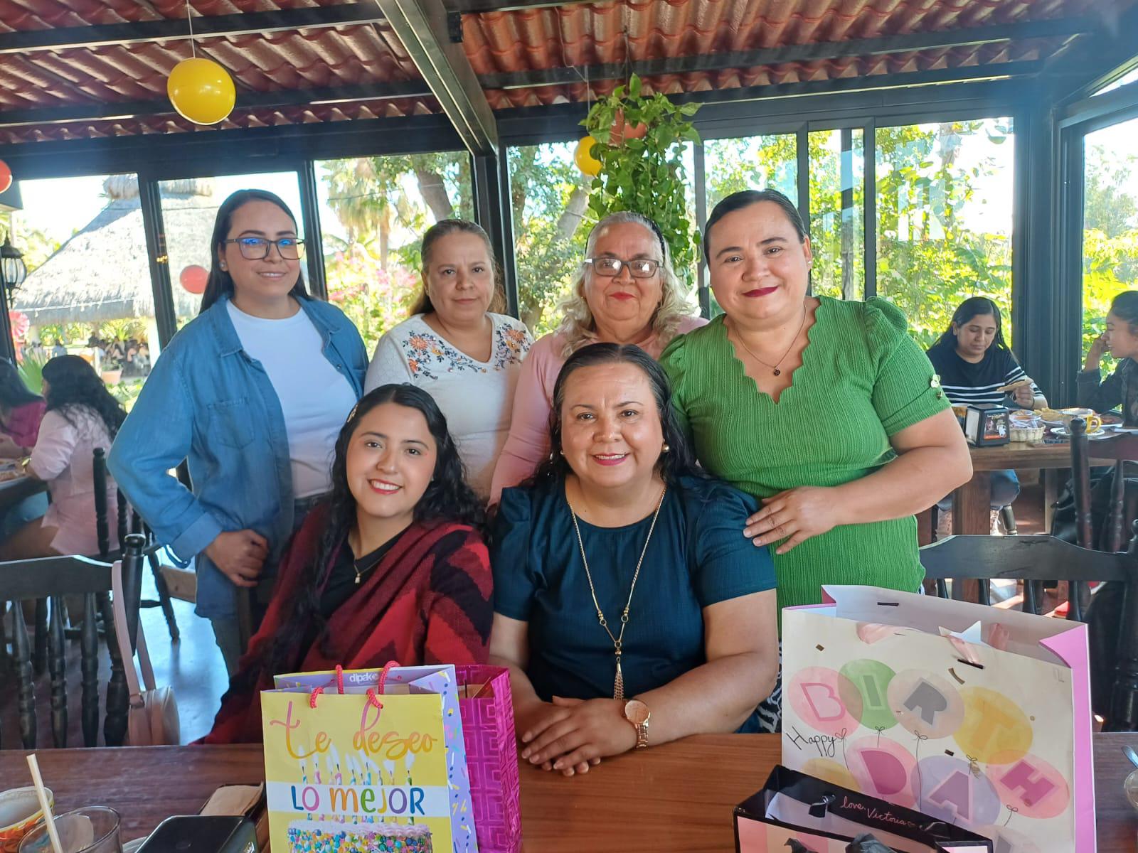 $!María de Lourdes fue felicitada por sus hermanas Amayrany, Juanita, Noelia Aguilar, su mamá Juana López y su hija Laura Ontiveros.
