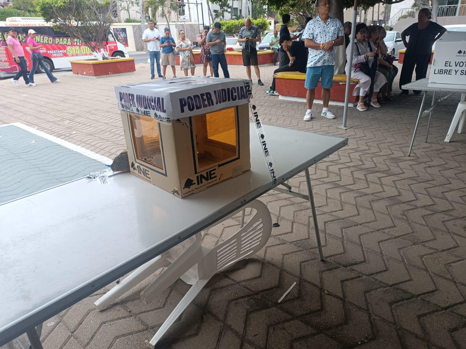 $!Tras retraso, casilla especial en Mazatlán registra afluencia de votantes