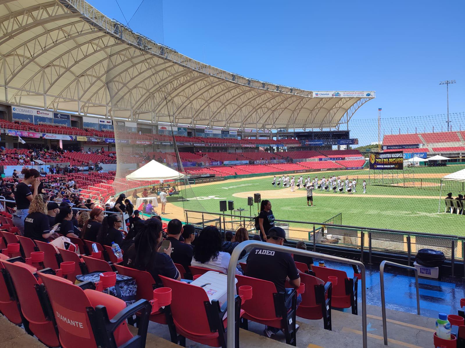$!Compiten las mejores bandas de guerra a nivel primaria del país en Mazatlán