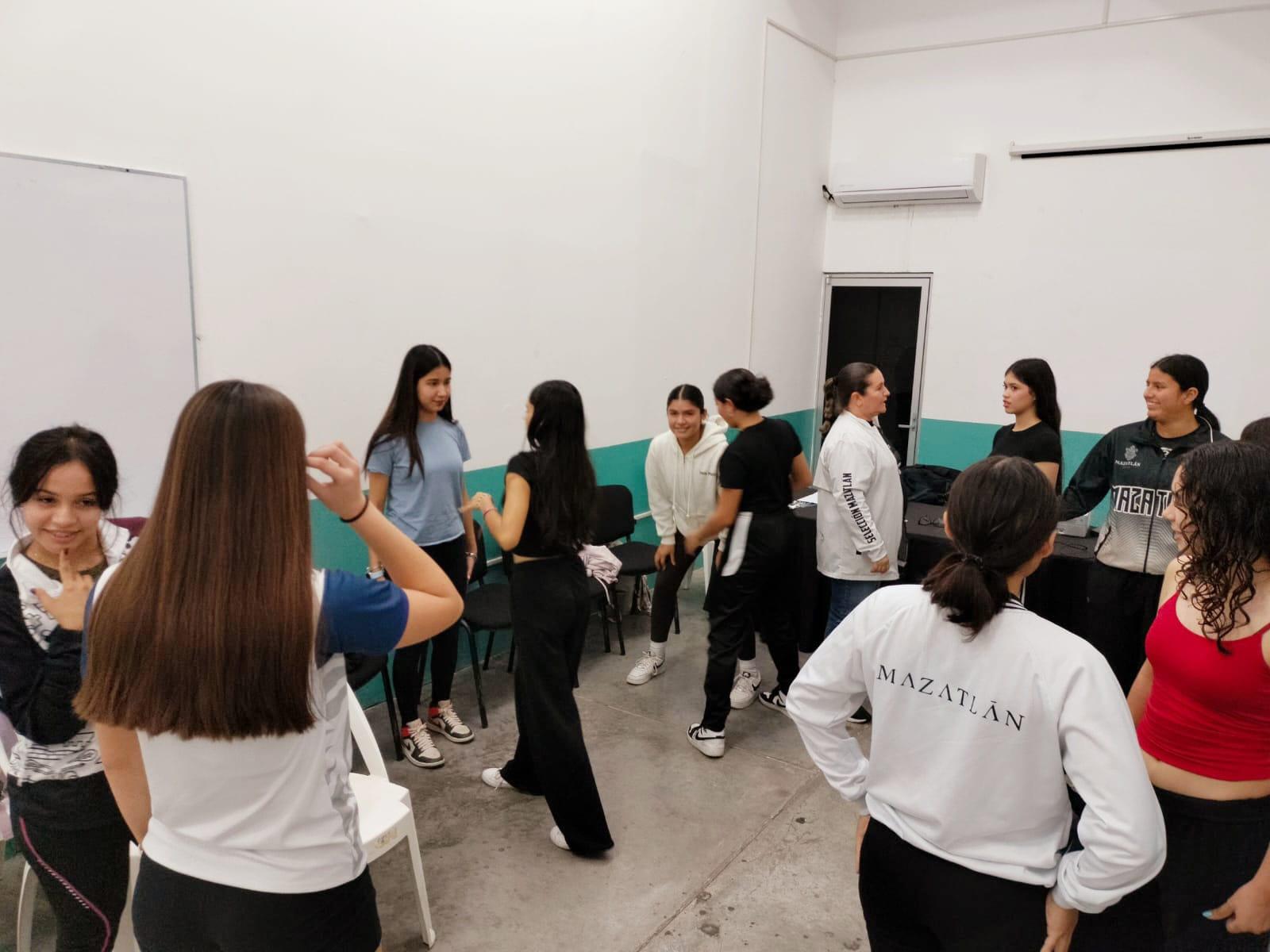 $!Con mentalidad ganadora, encararán voleibolistas de Mazatlán la etapa estatal