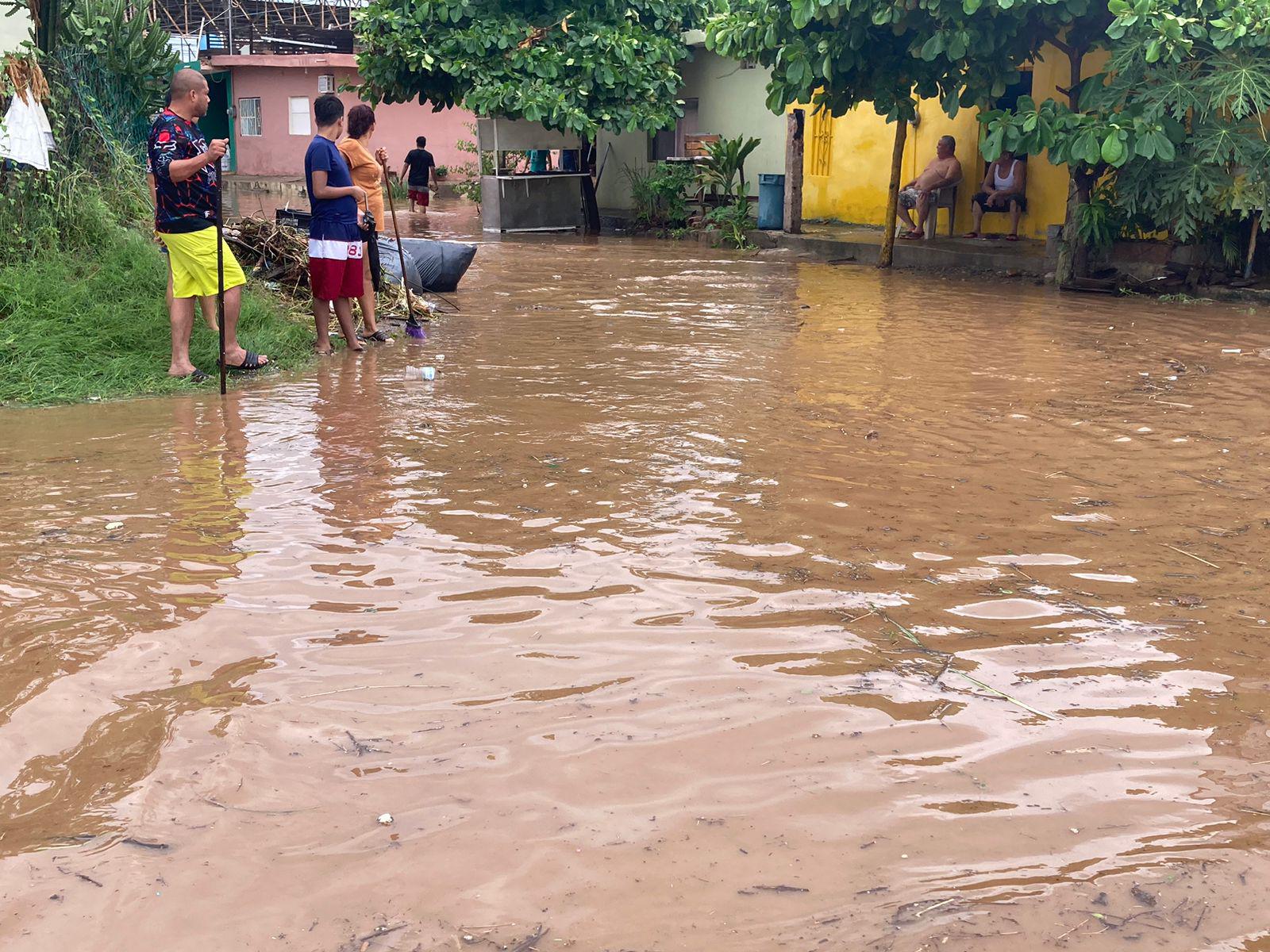 $!Se desborda el arroyo Jabalines en Mazatlán