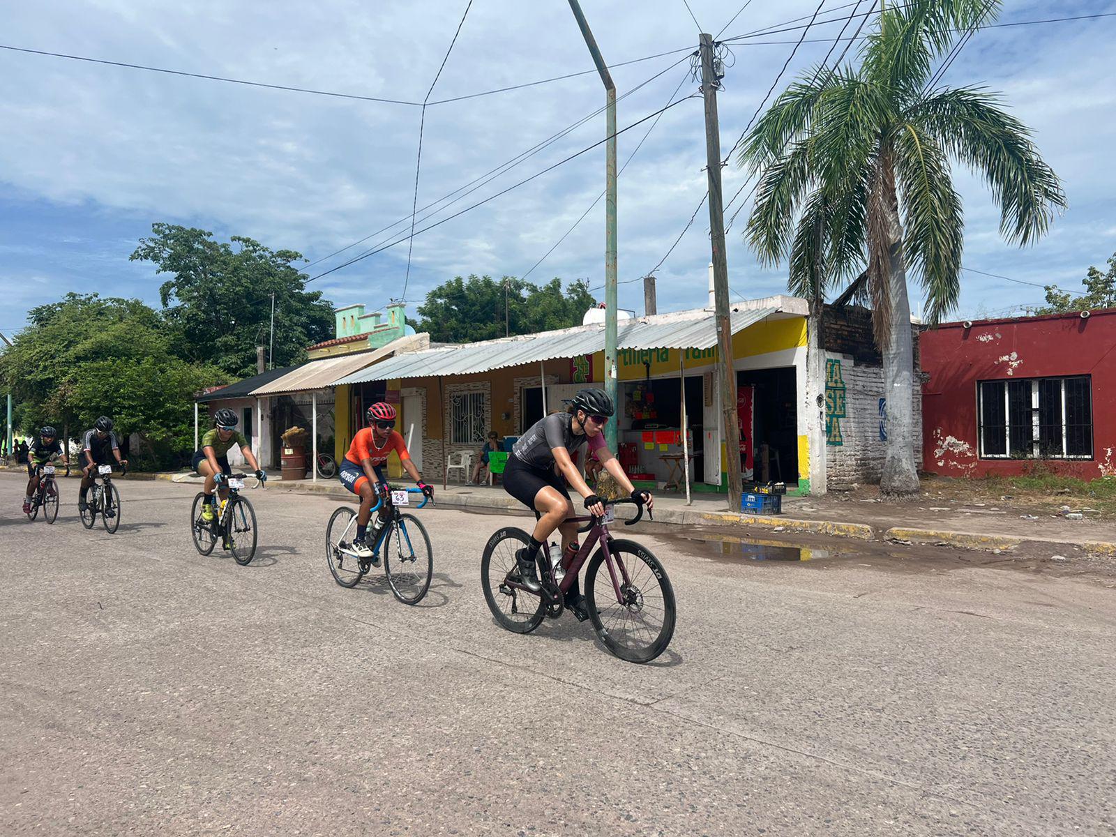 $!Nutrida participación tiene la carrera ciclista ‘Mariscos Doña Chayo’