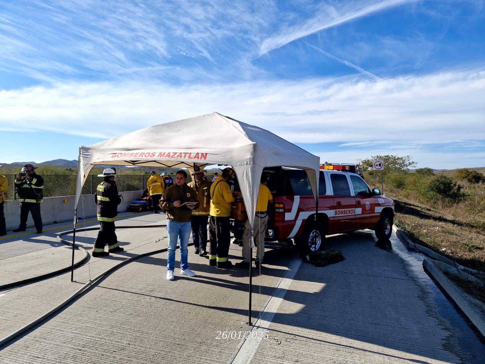$!Incendio de tráiler con productos químicos provoca cierre del Libramiento Mazatlán