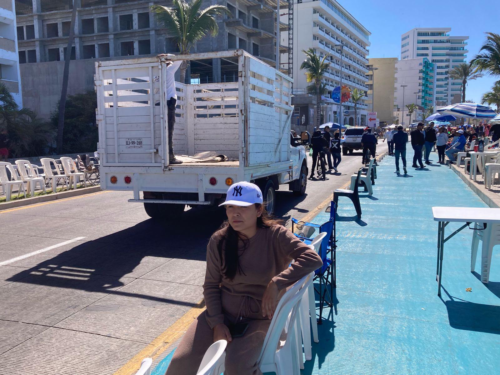 $!Decomisa Oficialía Mayor sillas en el malecón para evitar que sean rentadas
