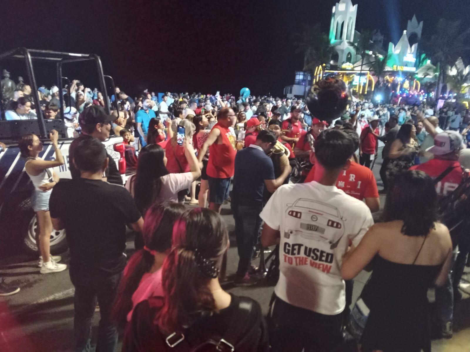 $!Arman la fiesta y cierran tramo del malecón en Mazatlán
