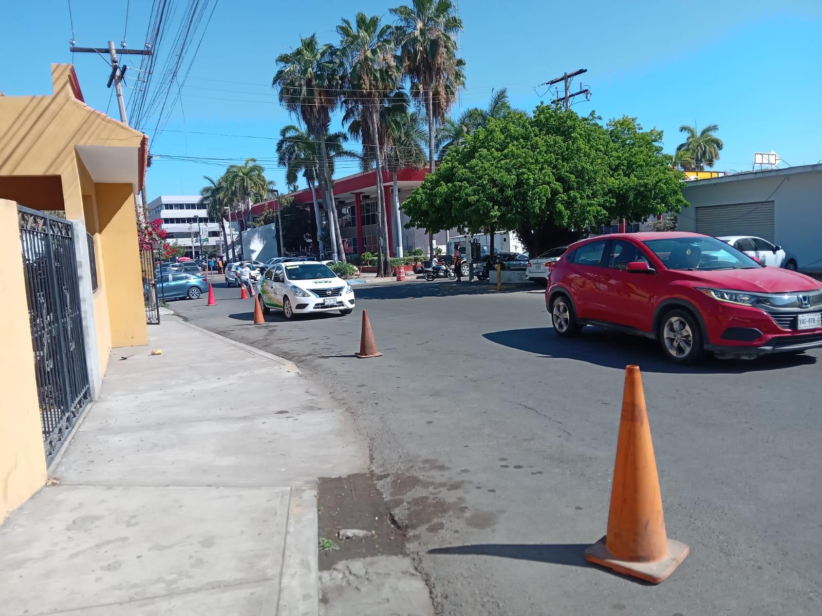 $!‘Lavacarros’ se apropian de espacios públicos de estacionamiento en Mazatlán