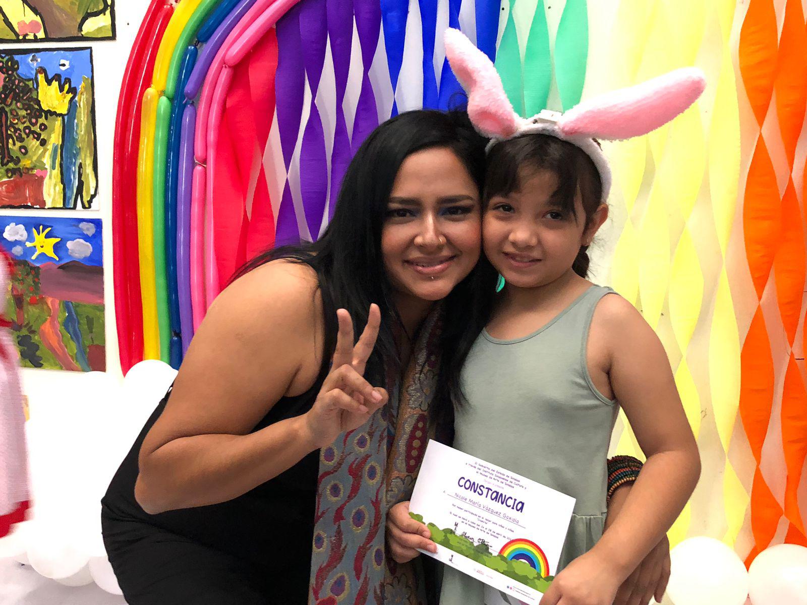 $!Rosalí Sánchez con Nicole María Vázquez.