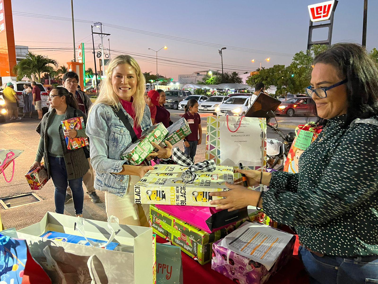 $!Recolectan en Mazatlán regalos y kits médicos para niños con cáncer