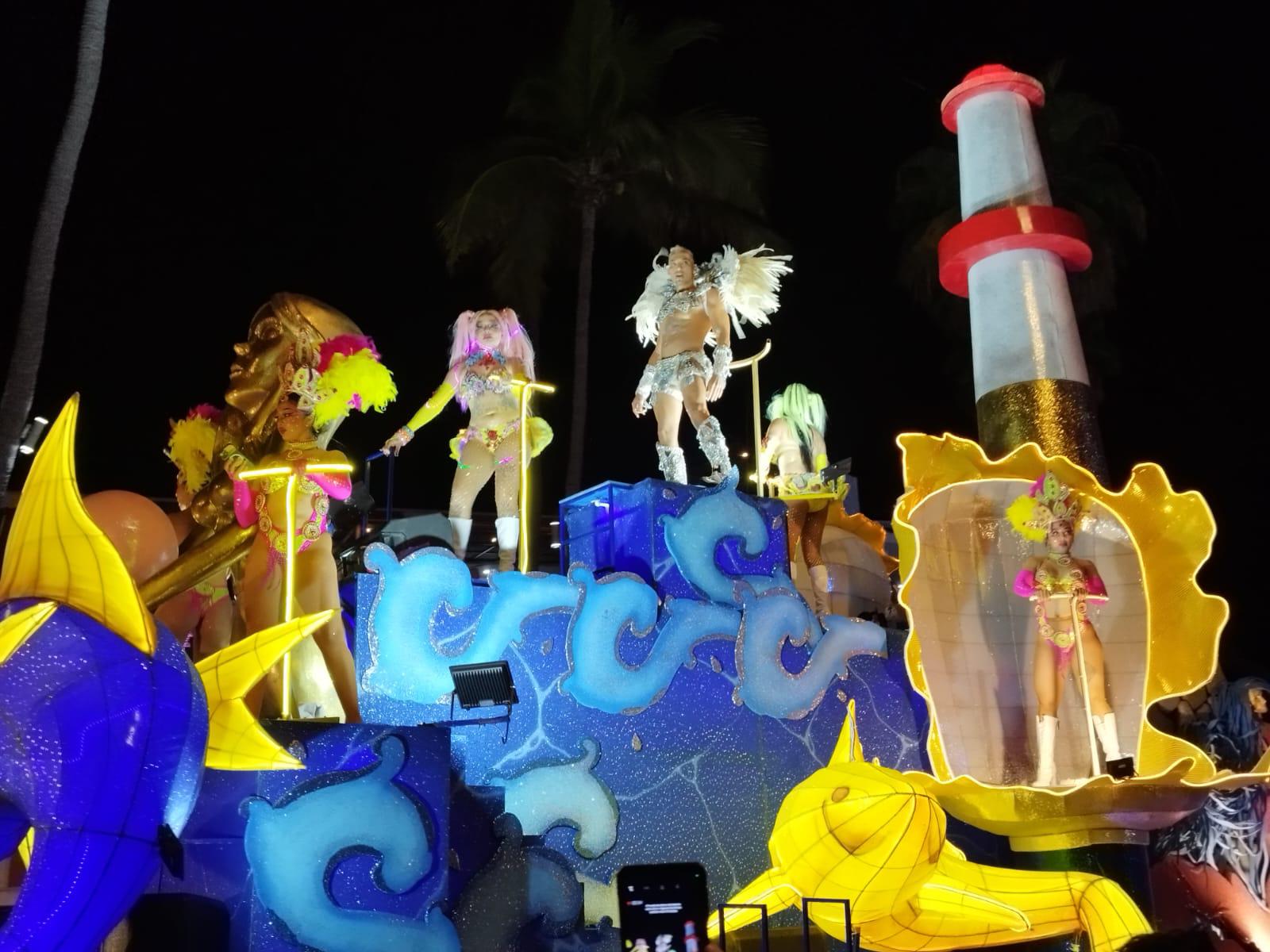$!Miles de personas viven el primer desfile del Carnaval de Mazatlán 2025, hasta el final