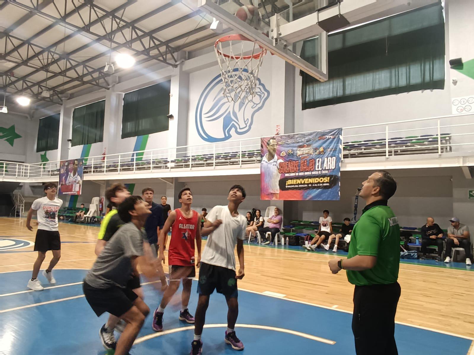 $!Omar Quintero motiva a nuevas generaciones en Mazatlán: ‘Regresarle algo al básquet es un honor’