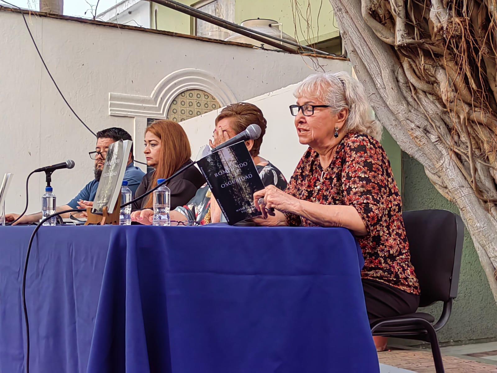 $!Los escritores Samuel Parra, Karina Castillo y Melly Peraza acompañaron a la escritora en la presentación de su poemario.