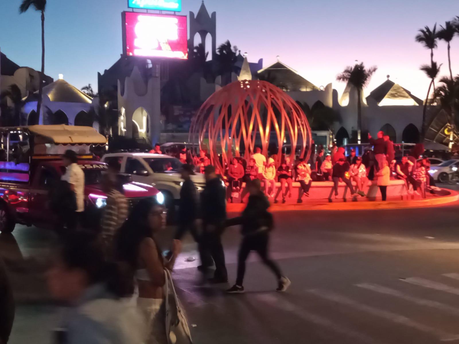 $!Visitantes y mazatlecos esperan el desfile cerca de la avenida Rafael Buelna
