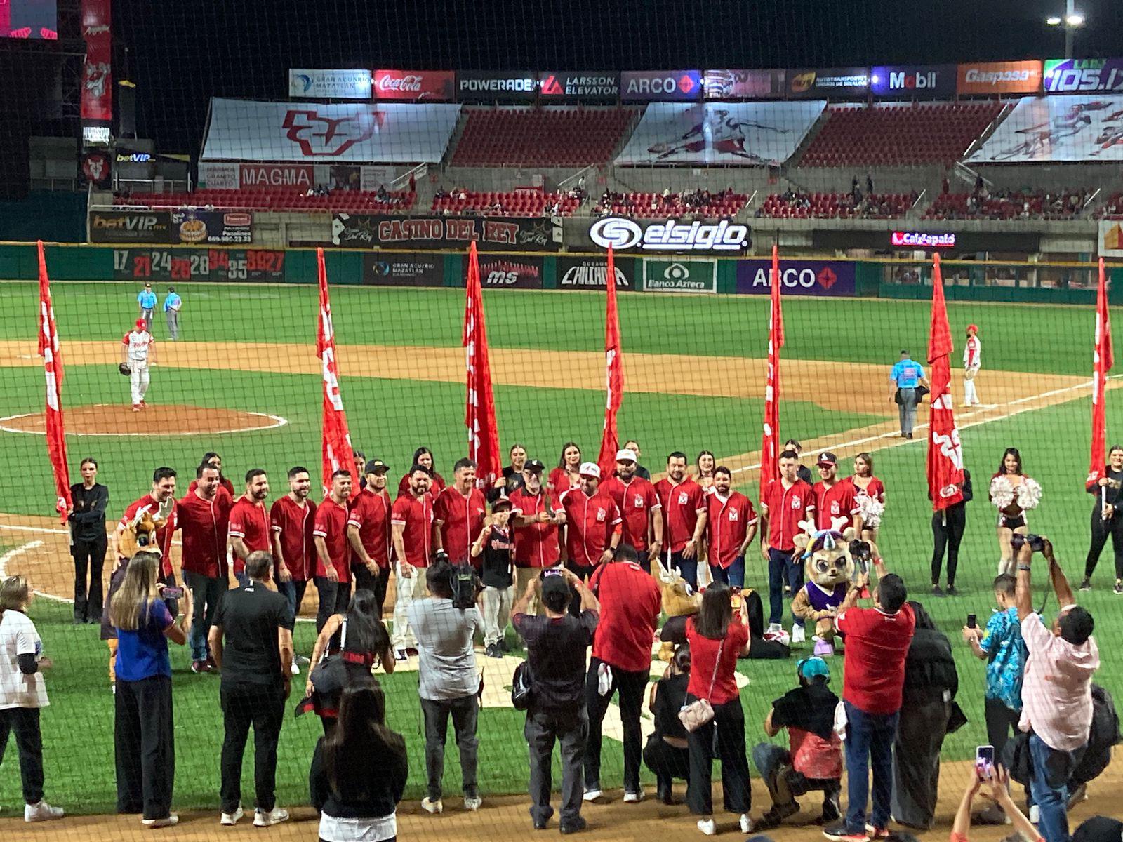 $!Banda MS recibe un reconocimiento especial por parte del Club Venados de Mazatlán.