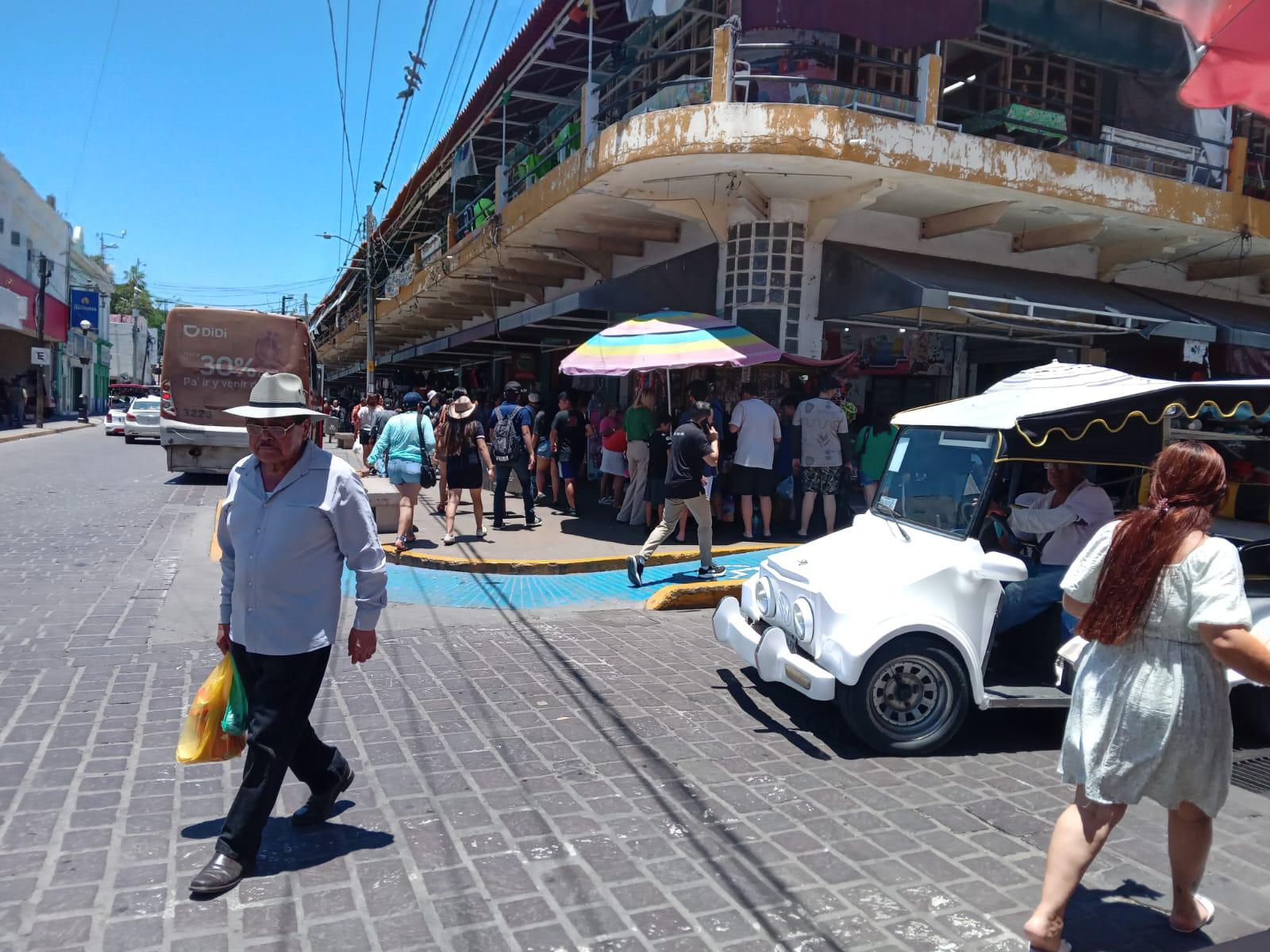 $!Disfrutan cientos del malecón de Mazatlán durante este verano