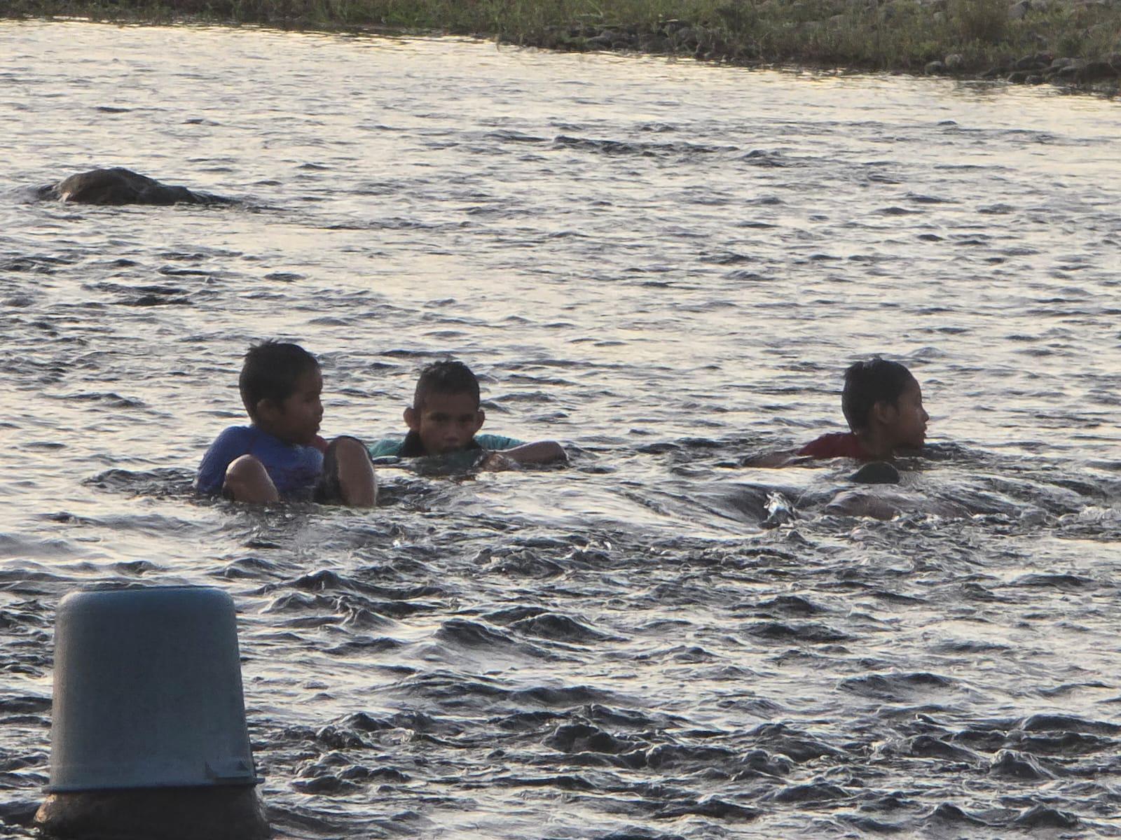 $!Familias mitigan el calor y disfrutan del esparcimiento en el río Baluarte de Rosario