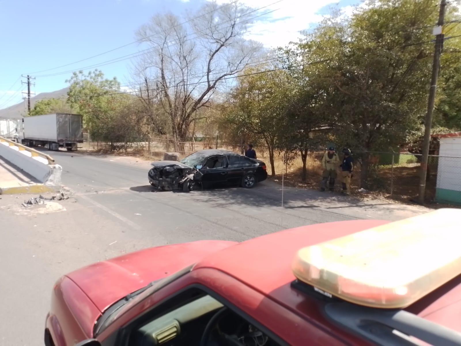 $!Hombre queda atrapado en su auto al chocar contra muro de concreto en Culiacán