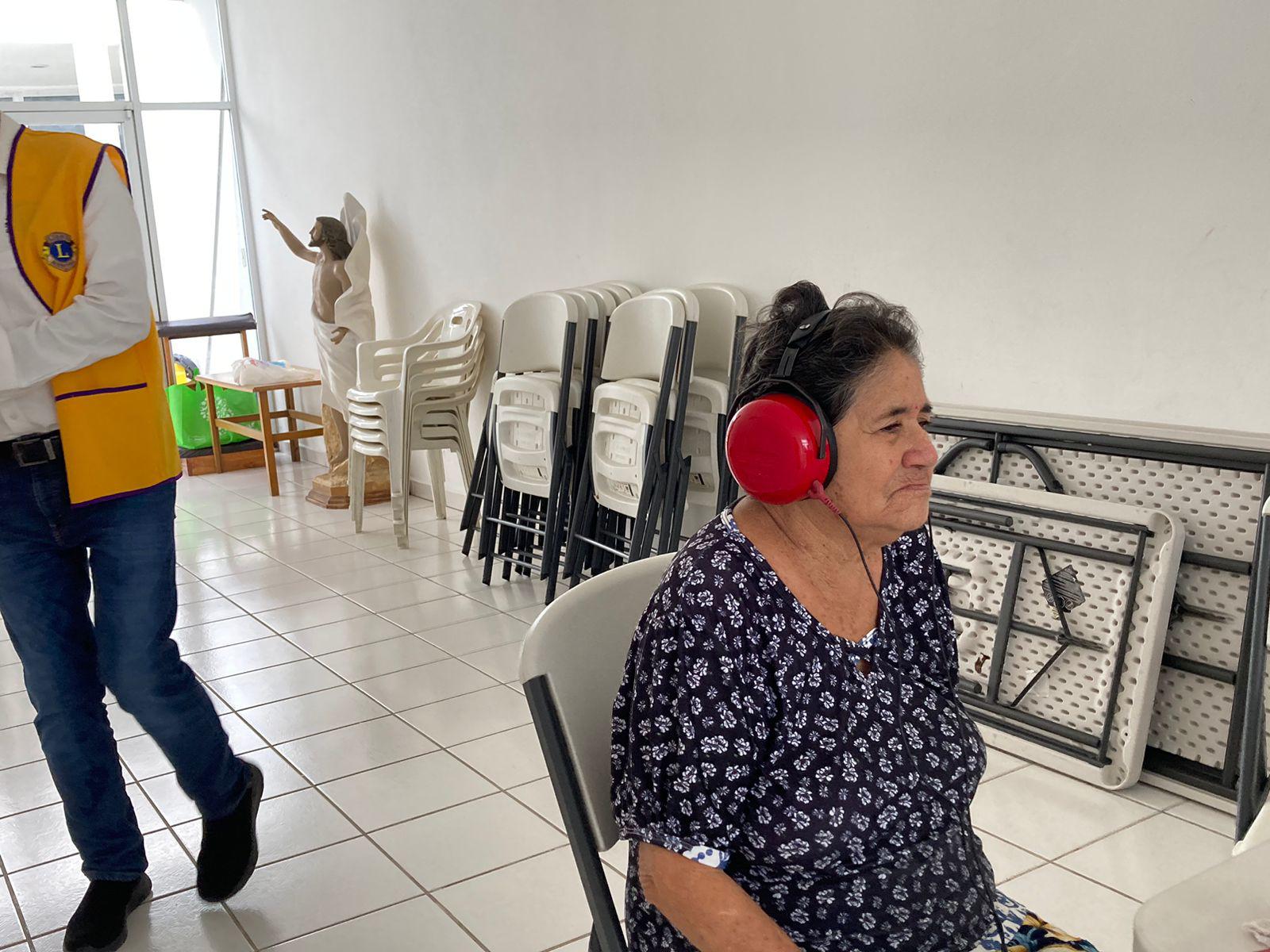$!Club de Leones de Mazatlán realiza jornada de aparatos auditivos