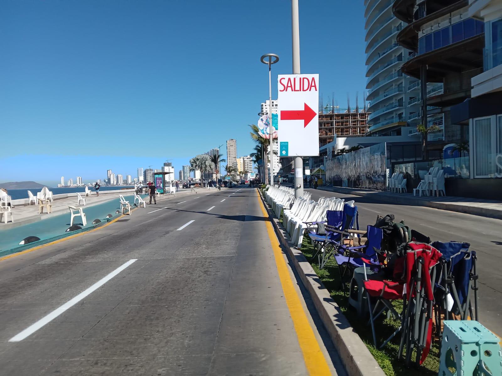 $!Cierran el malecón y colocan cientos de sillas para presenciar el primer desfile del Carnaval de Mazatlán