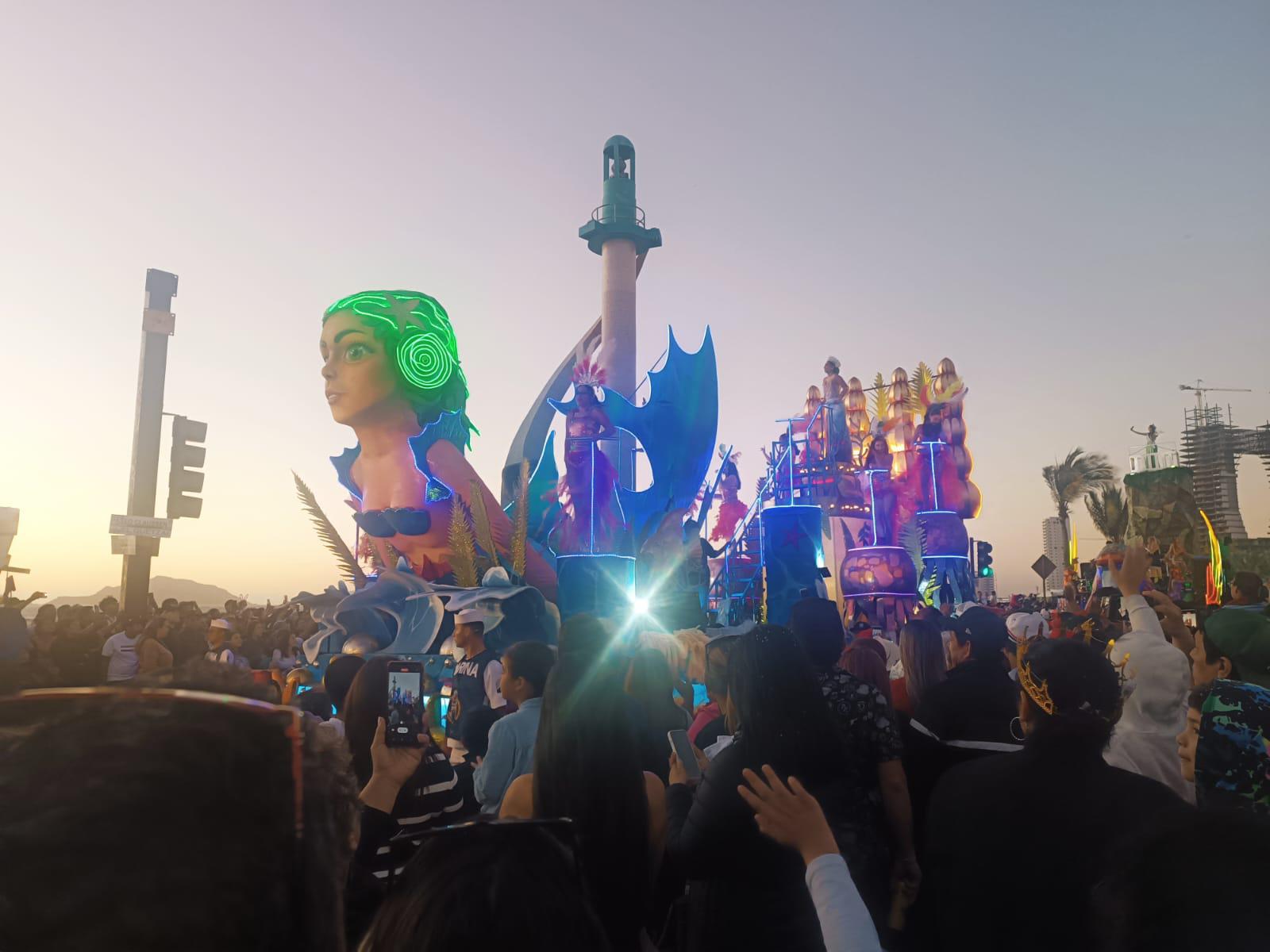 $!El Carnaval de Mazatlán 2025 ilumina Playa Norte con su segundo desfile