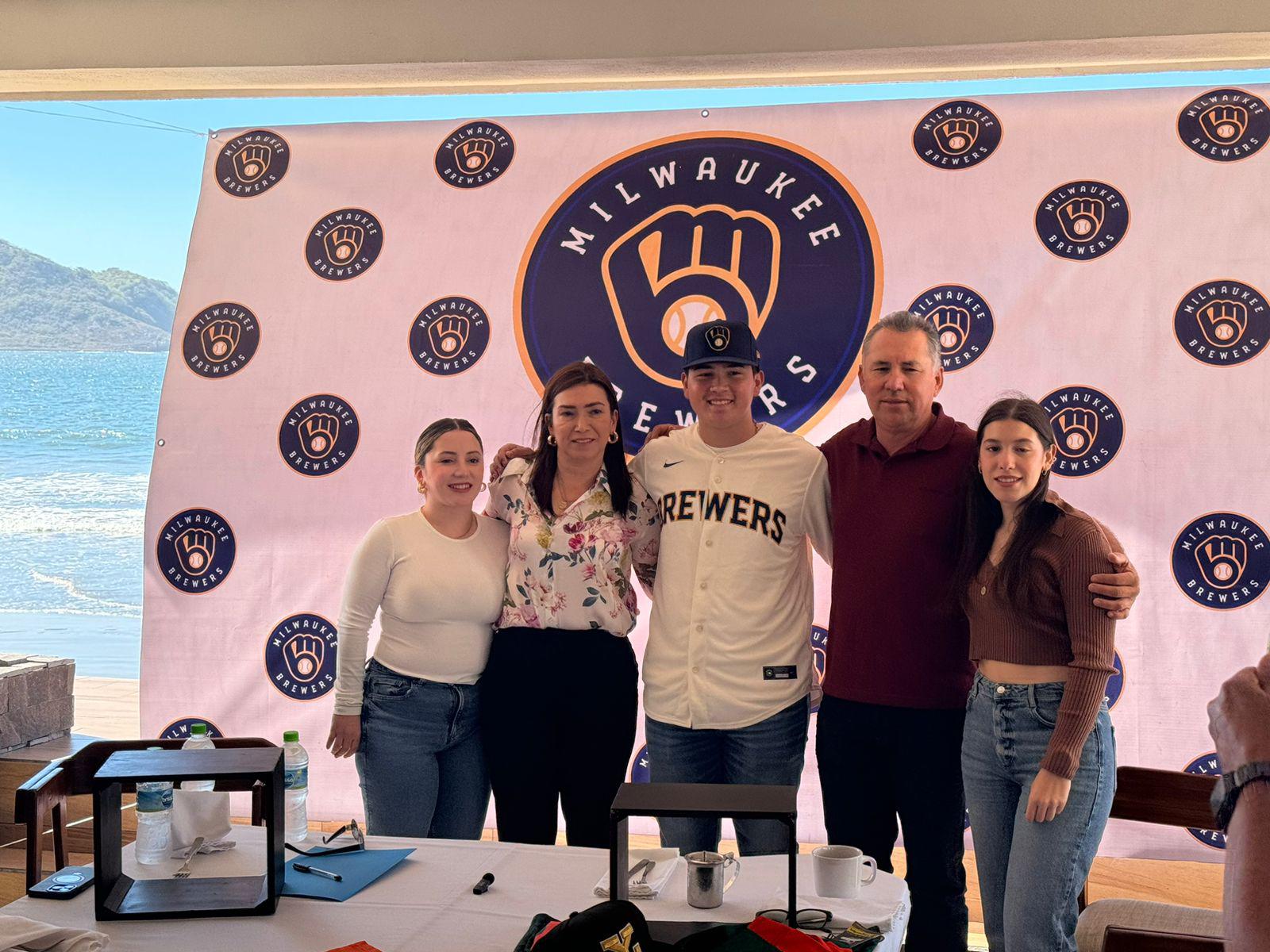 $!Sinaloense Luis Aguayo firma para Cerveceros de Milwaukee
