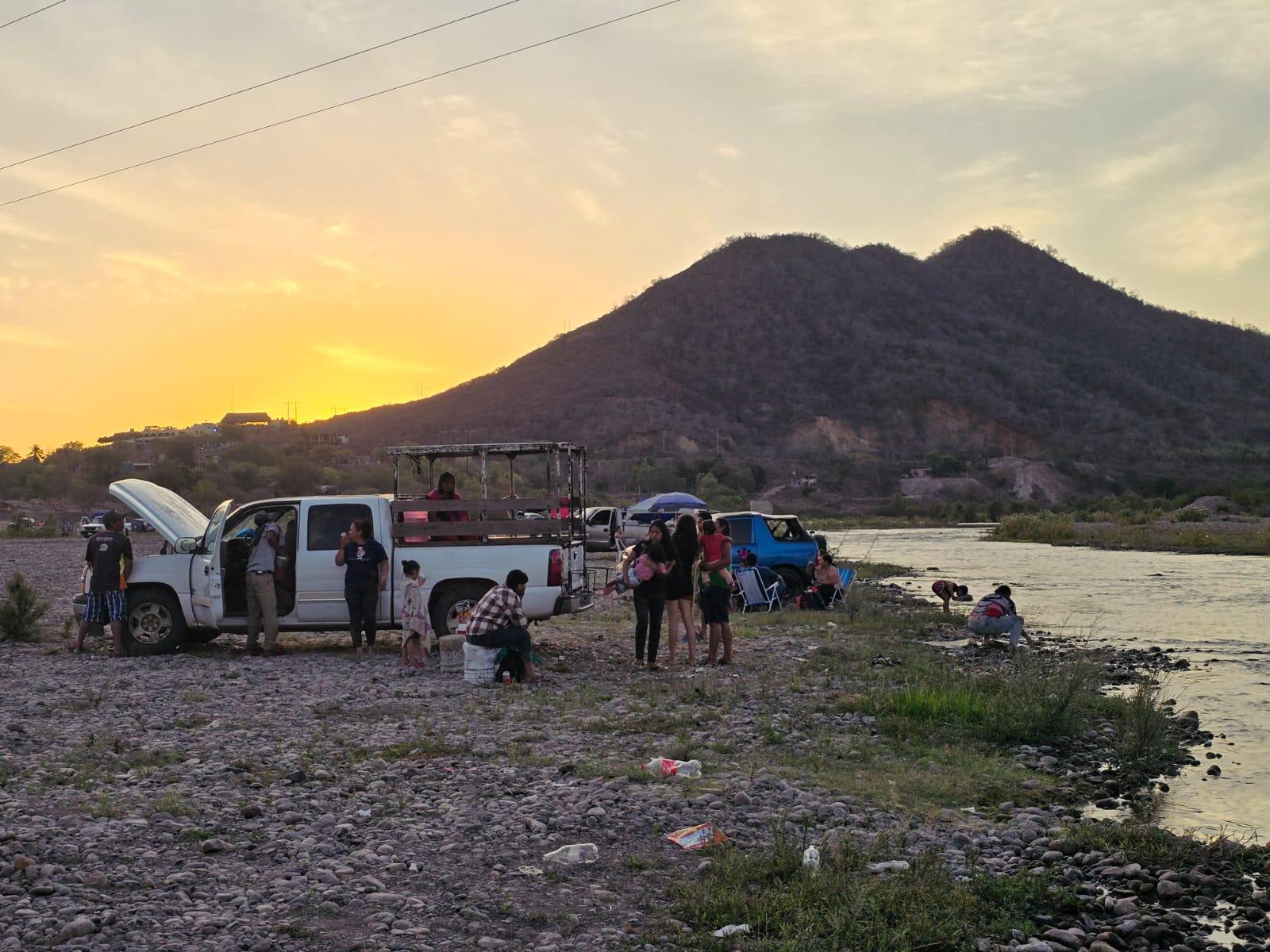 $!Familias mitigan el calor y disfrutan del esparcimiento en el río Baluarte de Rosario
