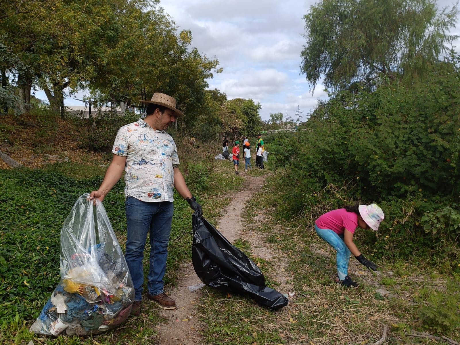 $!Realizan brigada de limpieza y conservación en el arroyo Juana Gómez de Escuinapa