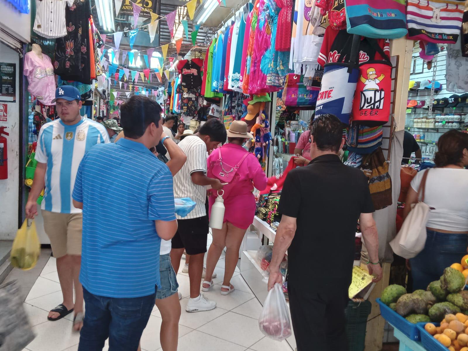 $!Disfrutan cientos del malecón de Mazatlán durante este verano