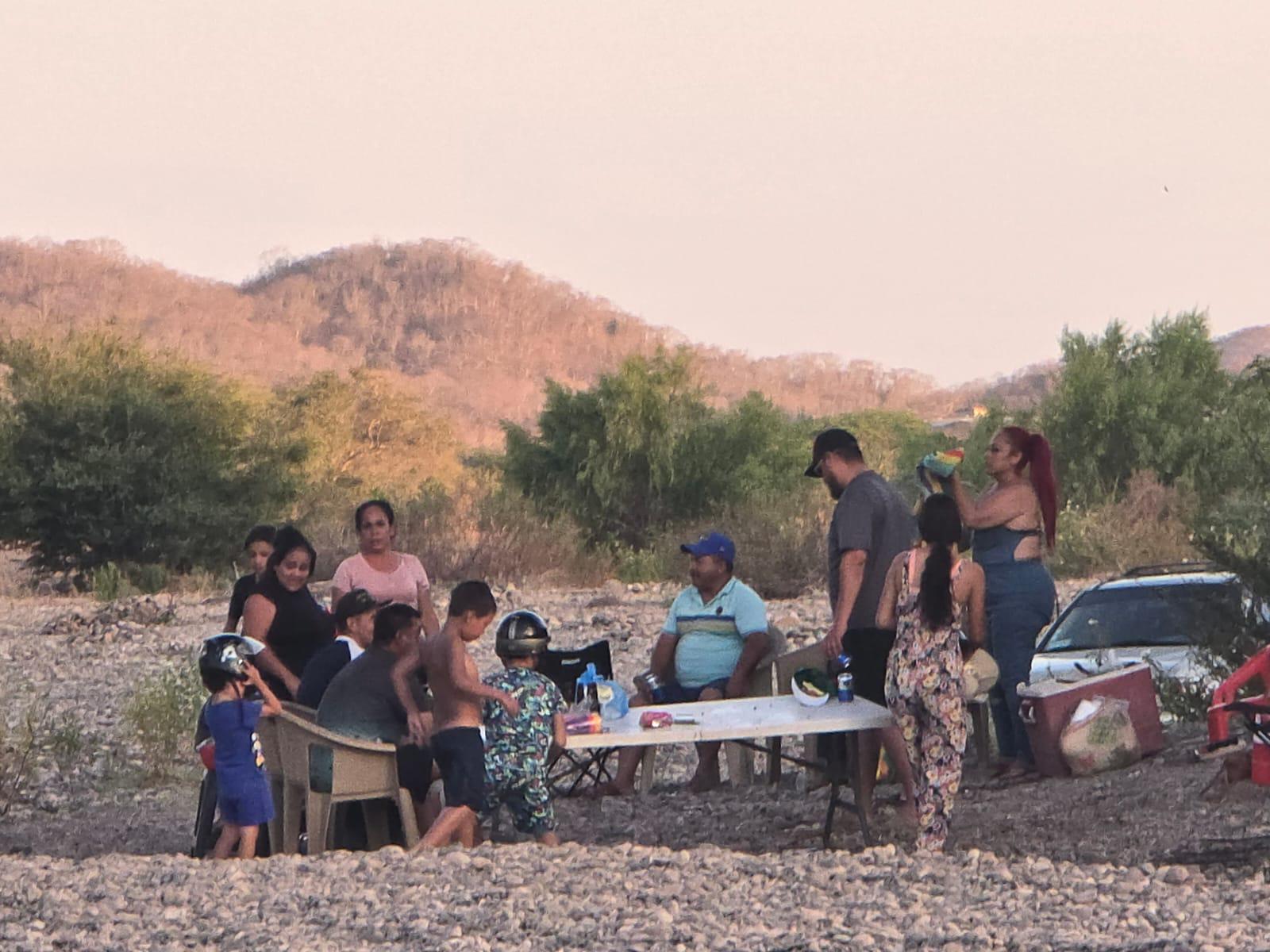 $!Familias mitigan el calor y disfrutan del esparcimiento en el río Baluarte de Rosario
