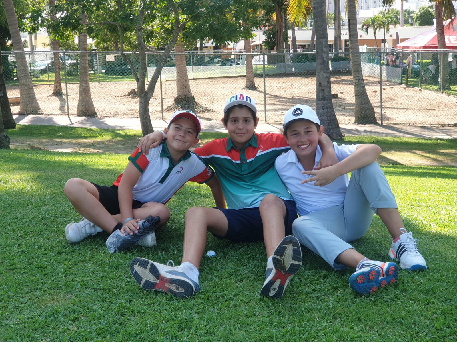 $!Tres menores representantes de diferentes clubes de golf cultivando amistad y presenciando la ronda final.