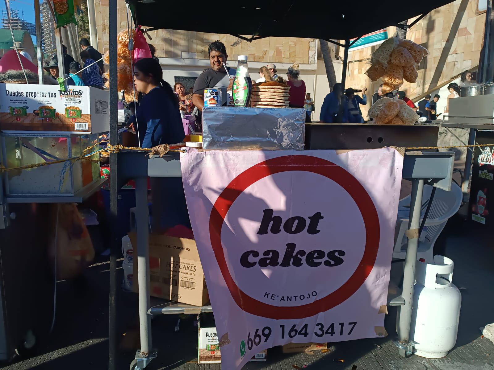 $!Disfrutan ciudadanos y turistas de diferentes alimentos para ver el desfile