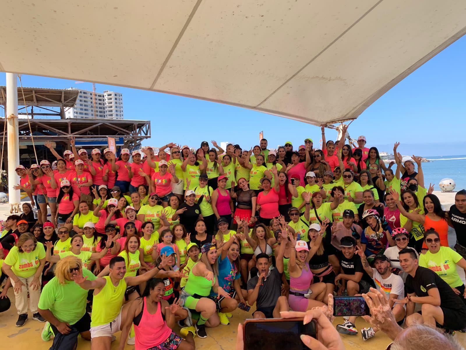 $!Responden decenas de personas al Zumbatón