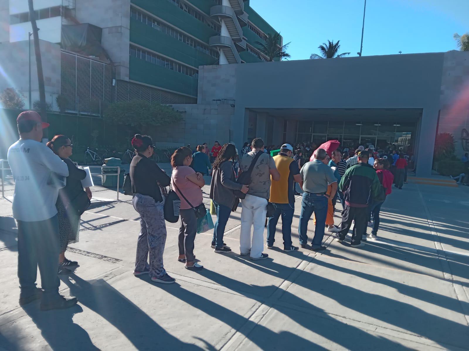 $!Manifiestan derechohabientes inconformidad por esperar horas para hacer cita en el IMSS, en Mazatlán