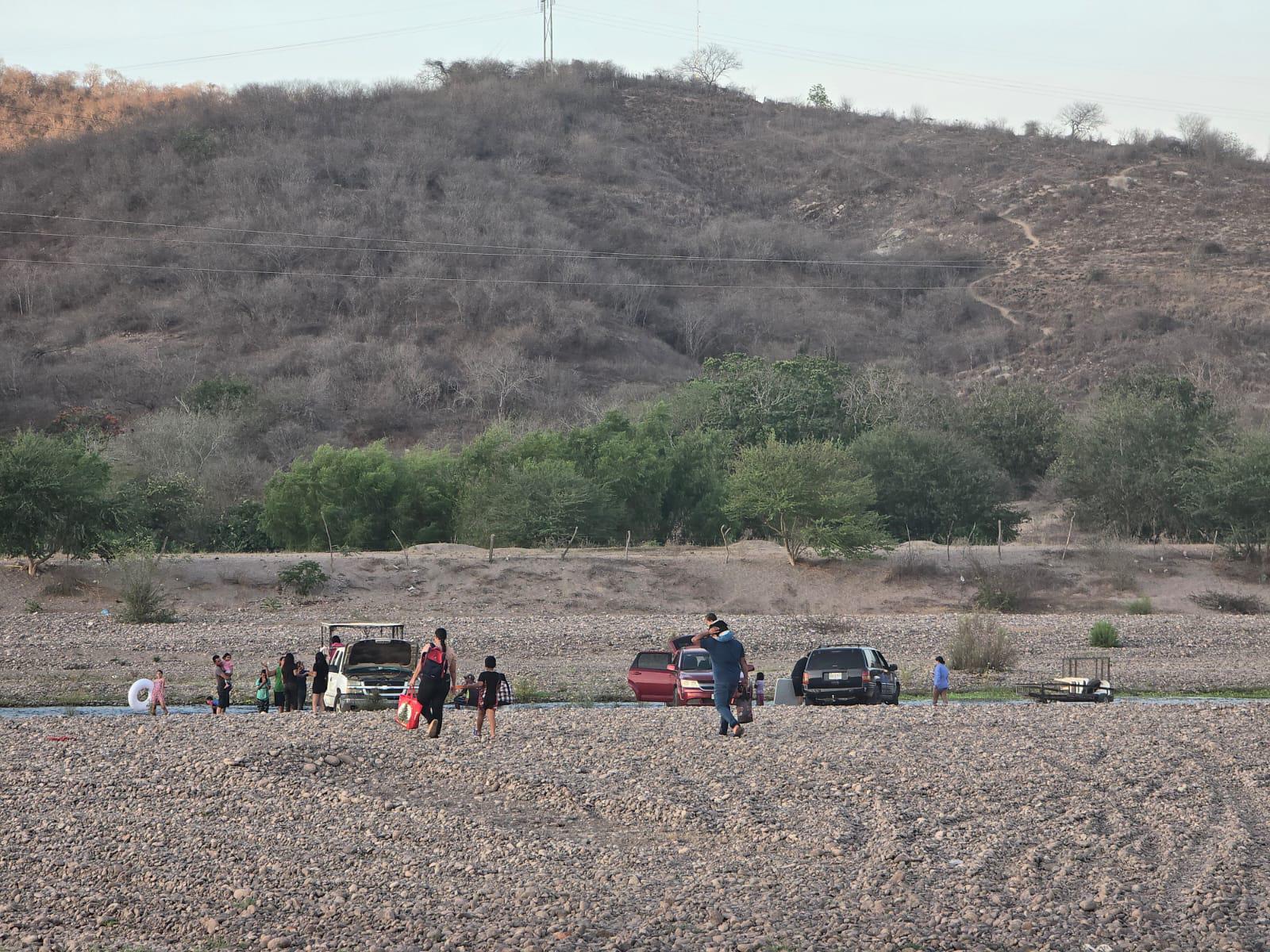 $!Familias mitigan el calor y disfrutan del esparcimiento en el río Baluarte de Rosario