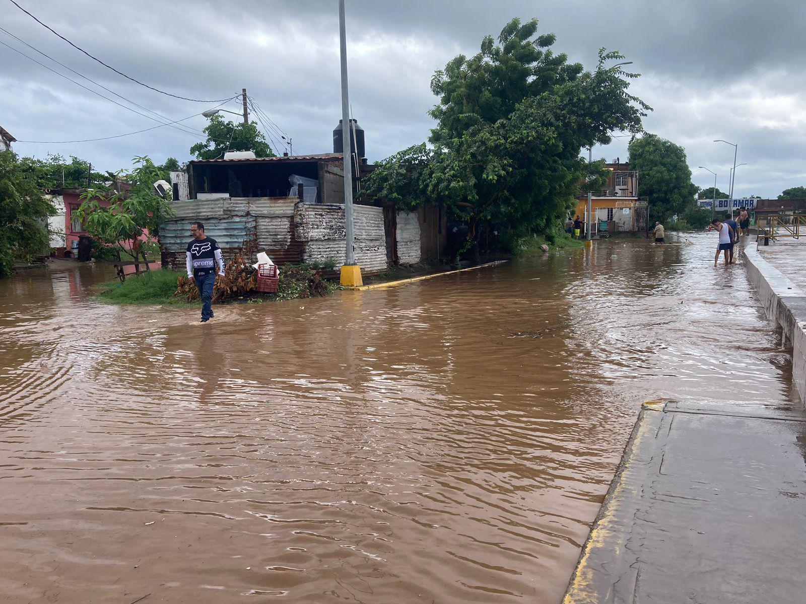 $!Se desborda el arroyo Jabalines en Mazatlán